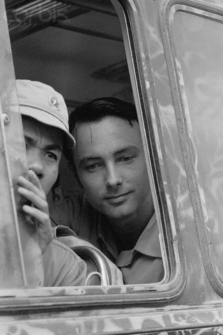 Một sĩ quan quân đội Bắc Việt Nam (trái) bên cạnh một tù binh Mỹ bị bắt năm 1972. Ảnh. Jeff Taylor.